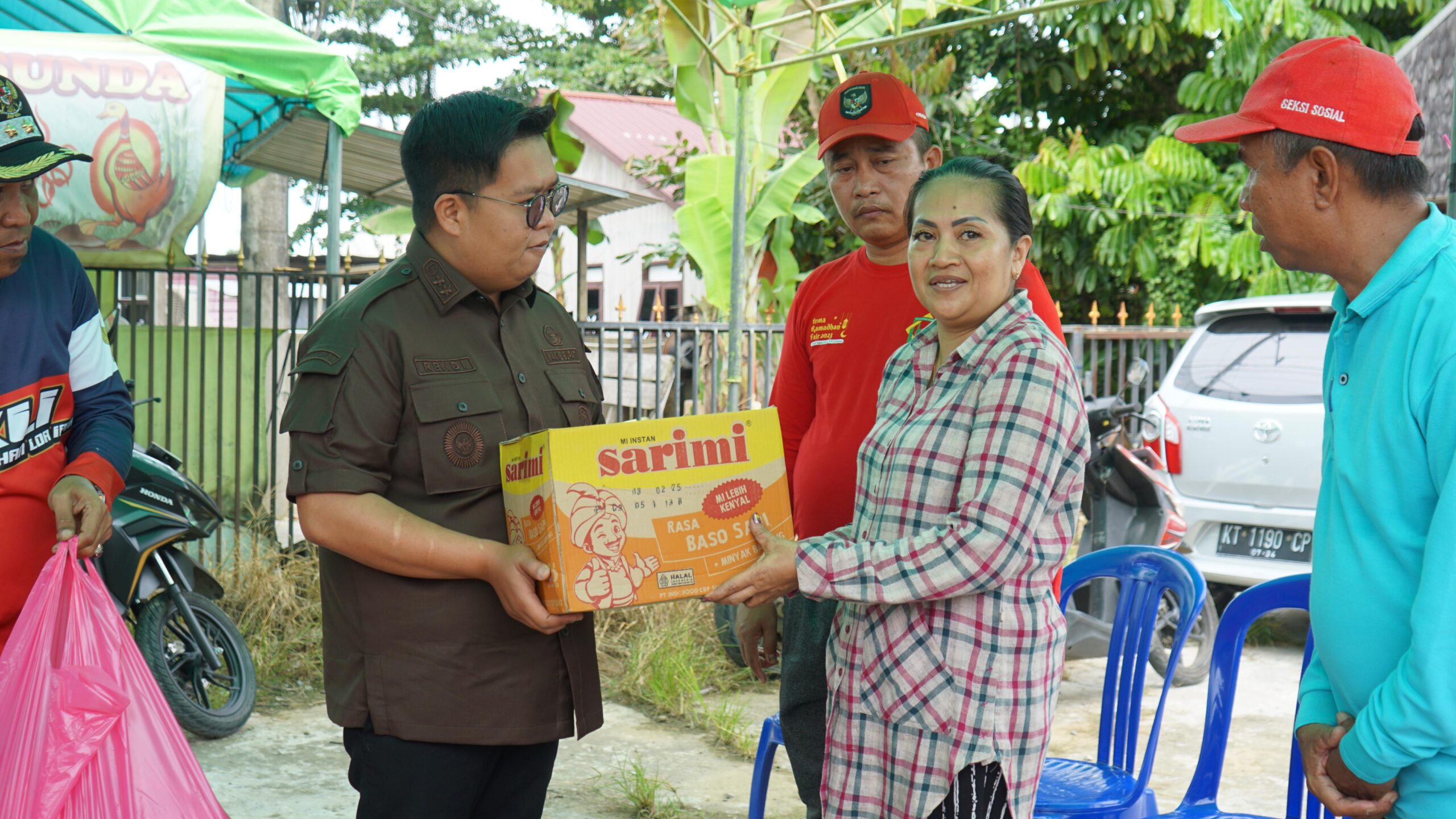 Wakil Bupati Kukar, Rendi Solihin membagikan bantuan bagi korban kebakaran (Foto: Istimewa)