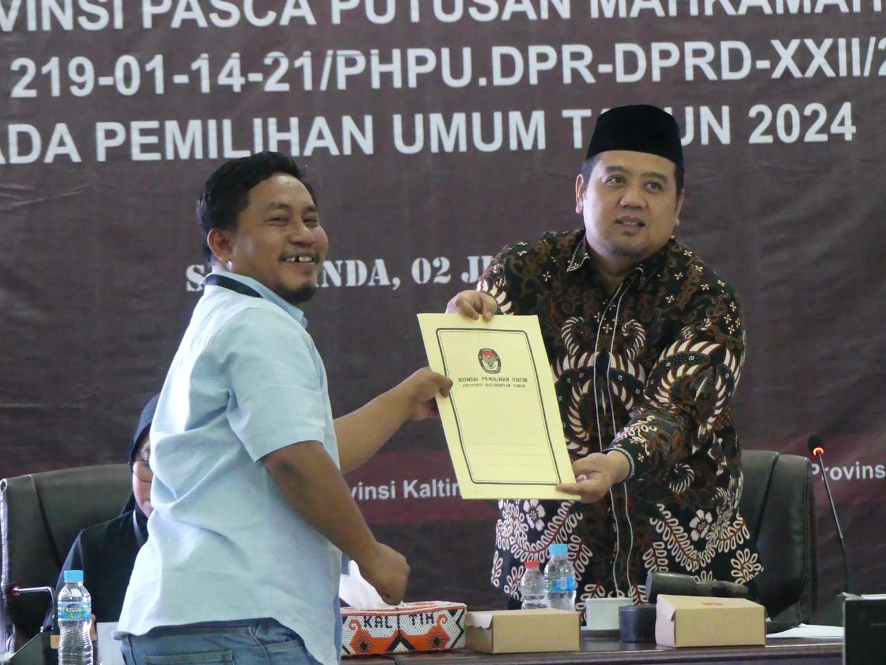 Ketua KPU Kaltim Fahmi Idris saat menyerahkan hasil rekapitulasi penghitungan suara ulang (PSU) kepada saksi dari Partai Demokrat. (Foto: Yah/Klausa)
