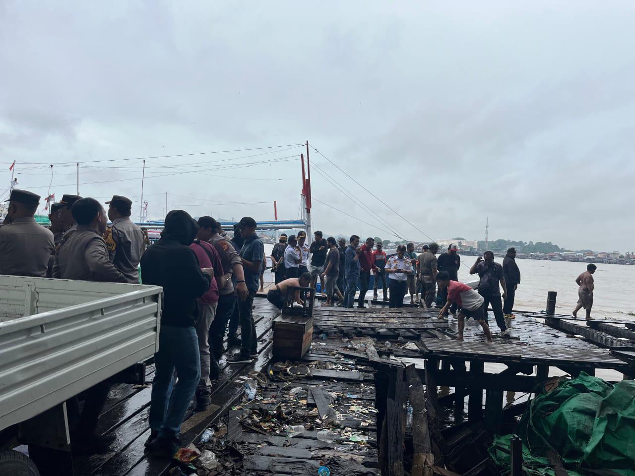 Pemkot Samarinda saat melakukan pembongkaran di Dermaga Pasar Pagi. (Foto: Yah/Klausa)