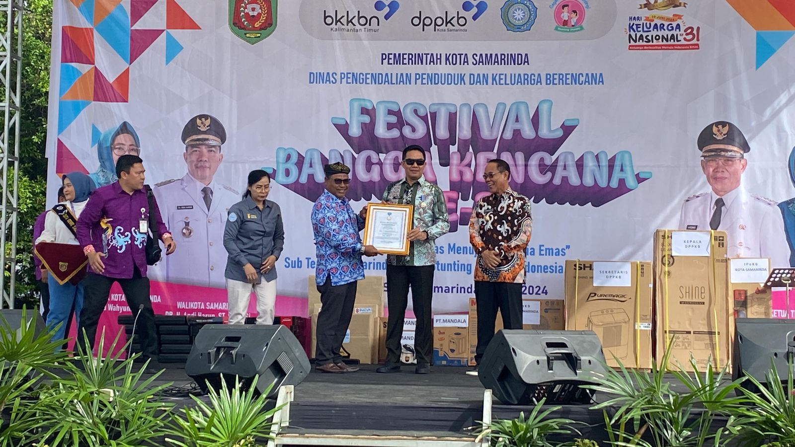 Wali Kota Samarinda, menerima penghargaan Manggala Karya Kencana dari BKKBN RI (Foto: Yah/Klausa)