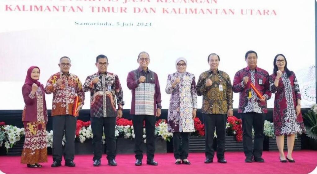 Pj Gubernur Kaltim Akmal Malik, hadiri pengukuhan Kepala OJK Kaltimtara, Parjiman, yang menggantikan Made Yoga Sudharma, di Pendopo Odah Etam Samarinda, pada Jumat (5/7/2024). (Foto: Yah/Klausa)