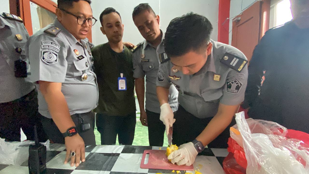 Penggeledahan sabu-sabu di dalam jagung rebus (Foto: Istimewa)