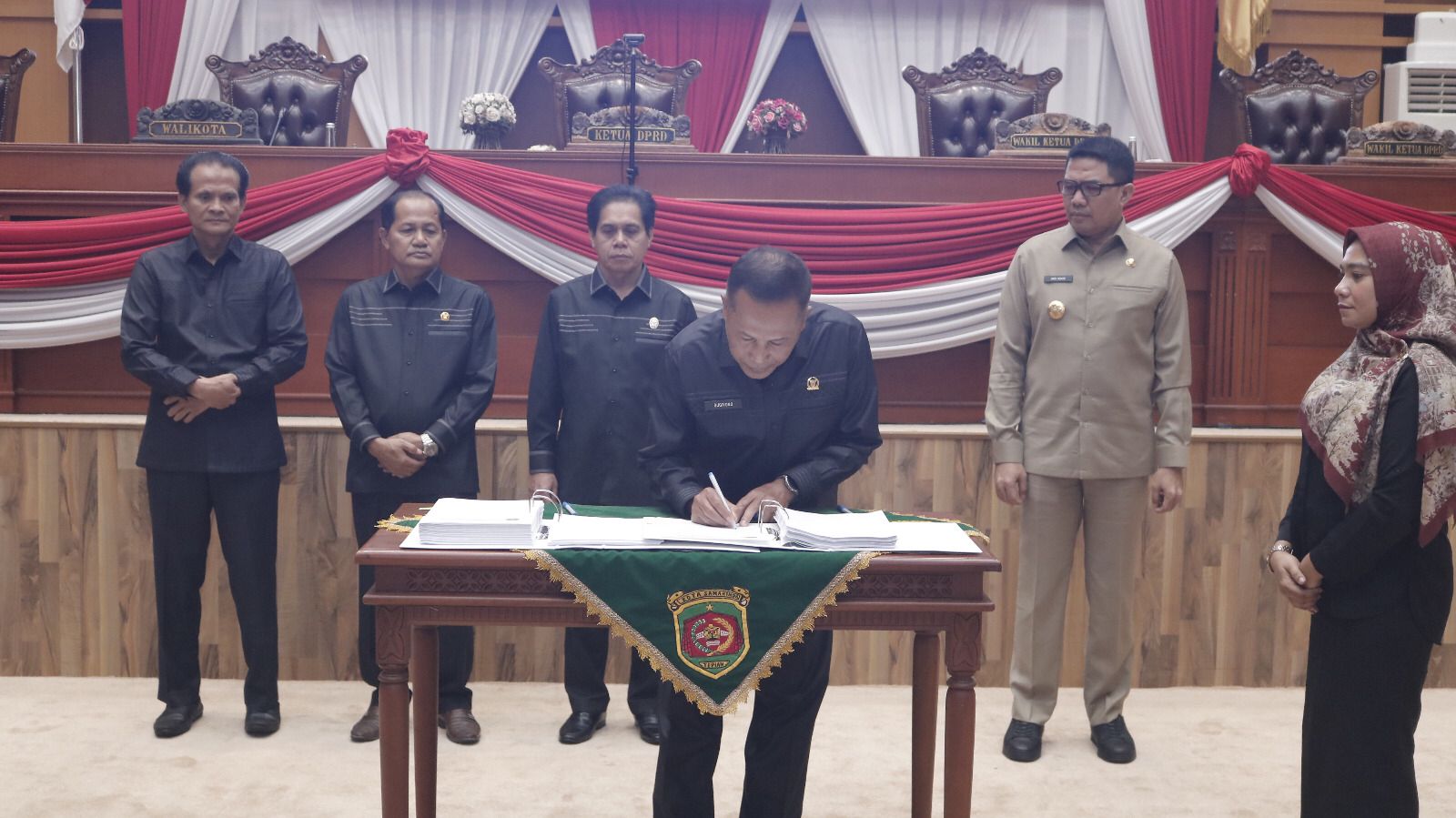 Penandatanganan Nota Kesepakatan Kebijakan Umum Anggaran (KUA) dan Prioritas dan Plafon Anggaran Sementara (PPAS) untuk APBD Tahun Anggaran 2025 di Ruang Rapat Lantai 2 Gedung DPRD Samarinda, Senin (22/7/2024) (Foto: Yah/Klausa)