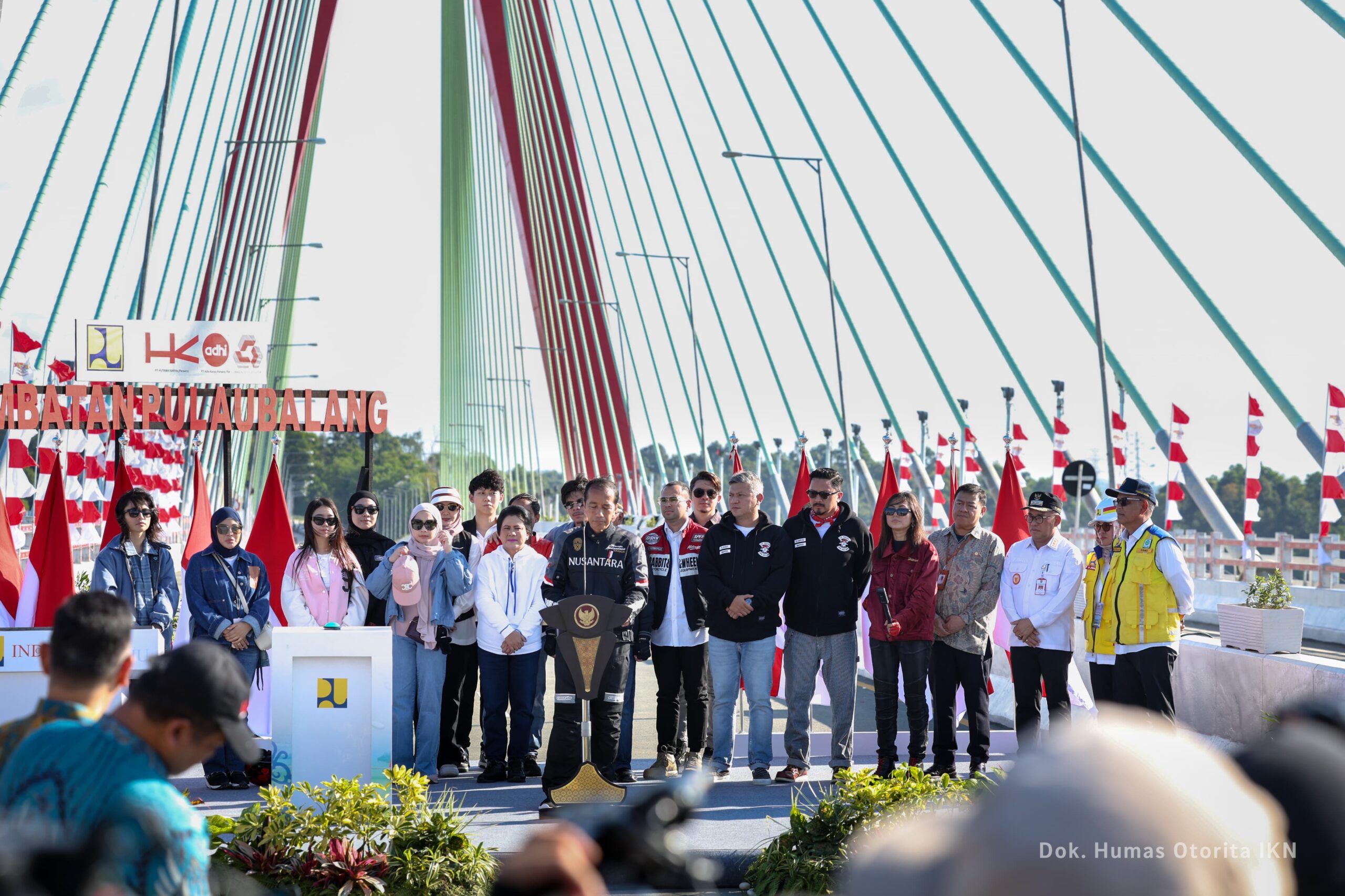 Presiden RI, Joko Widodo meresmakan Jembatan Pulau Balang di dampingi para influencer (Foto: Istimewa)