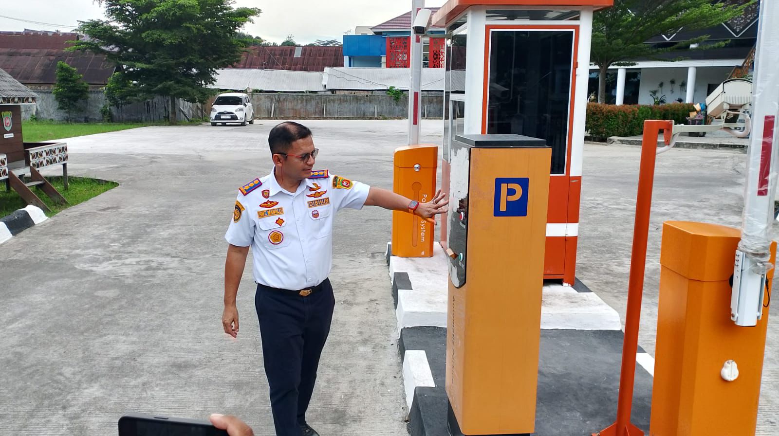 Kepala Dishub Samarinda, Hotmarulitua Manalu bersama jajaran, saat menyaksikan pemasangan spanduk larangan parkir di Taman Samarendah, Rabu (31/7/2024) (Foto: Yah/Klausa)