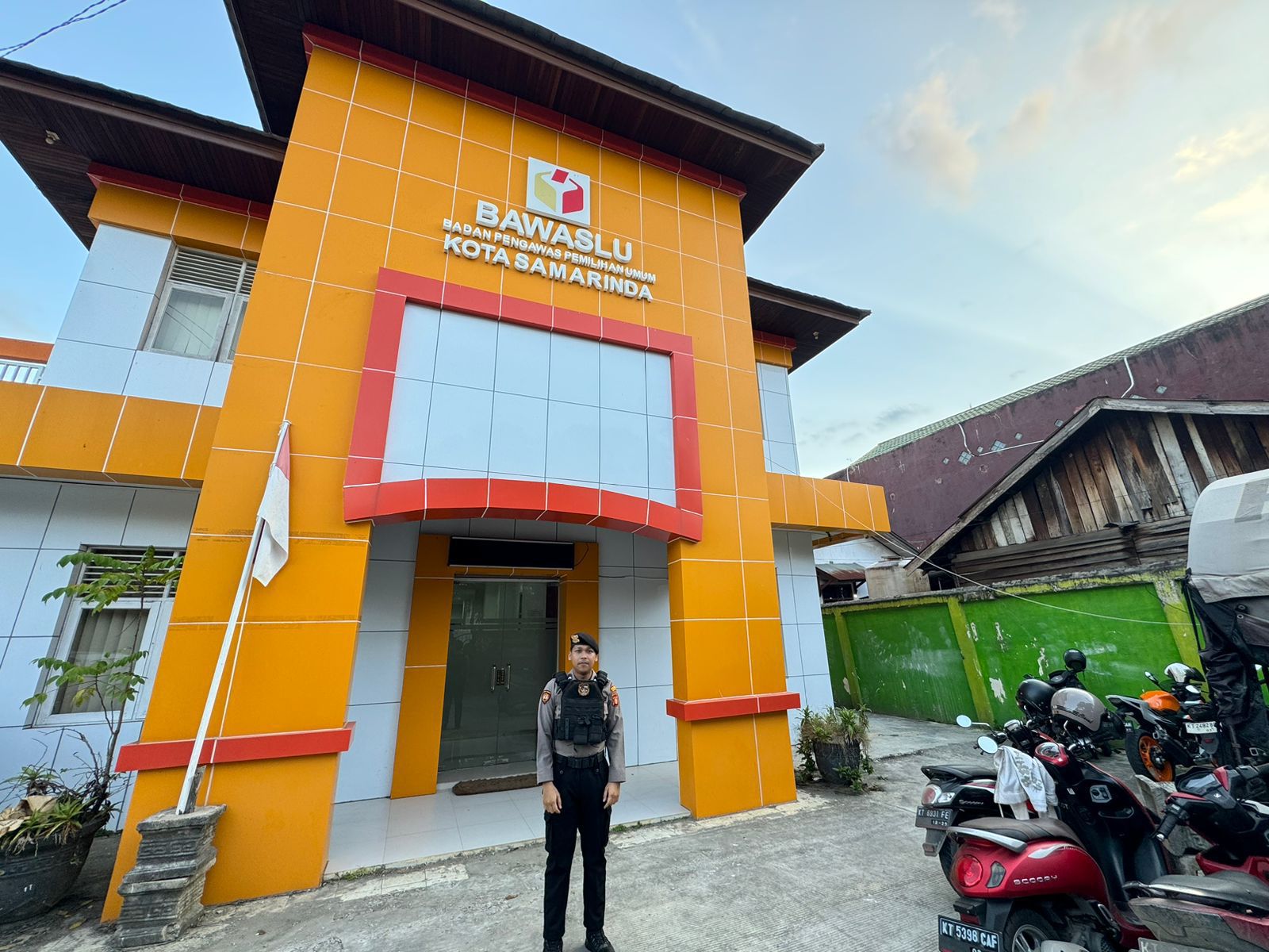 Anggota Polresta Samarinda, saat mengelar patroli ke KPU dan Bawaslu Kota Samarinda. (Foto: Yah/Klausa)