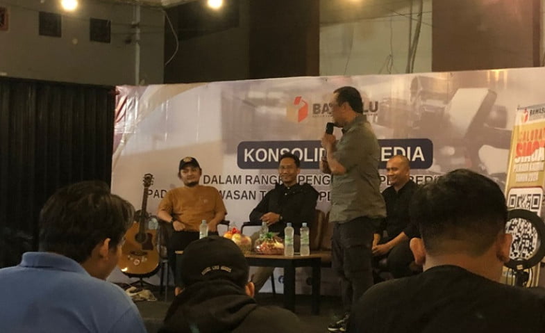 Acara konsolidasi media oleh Bawaslu Kaltim di Setiap Hari Coffee, Jalan Ir Juanda, Samarinda, pada Selasa (30/7/2004) malam. (Foto: Istimewa)