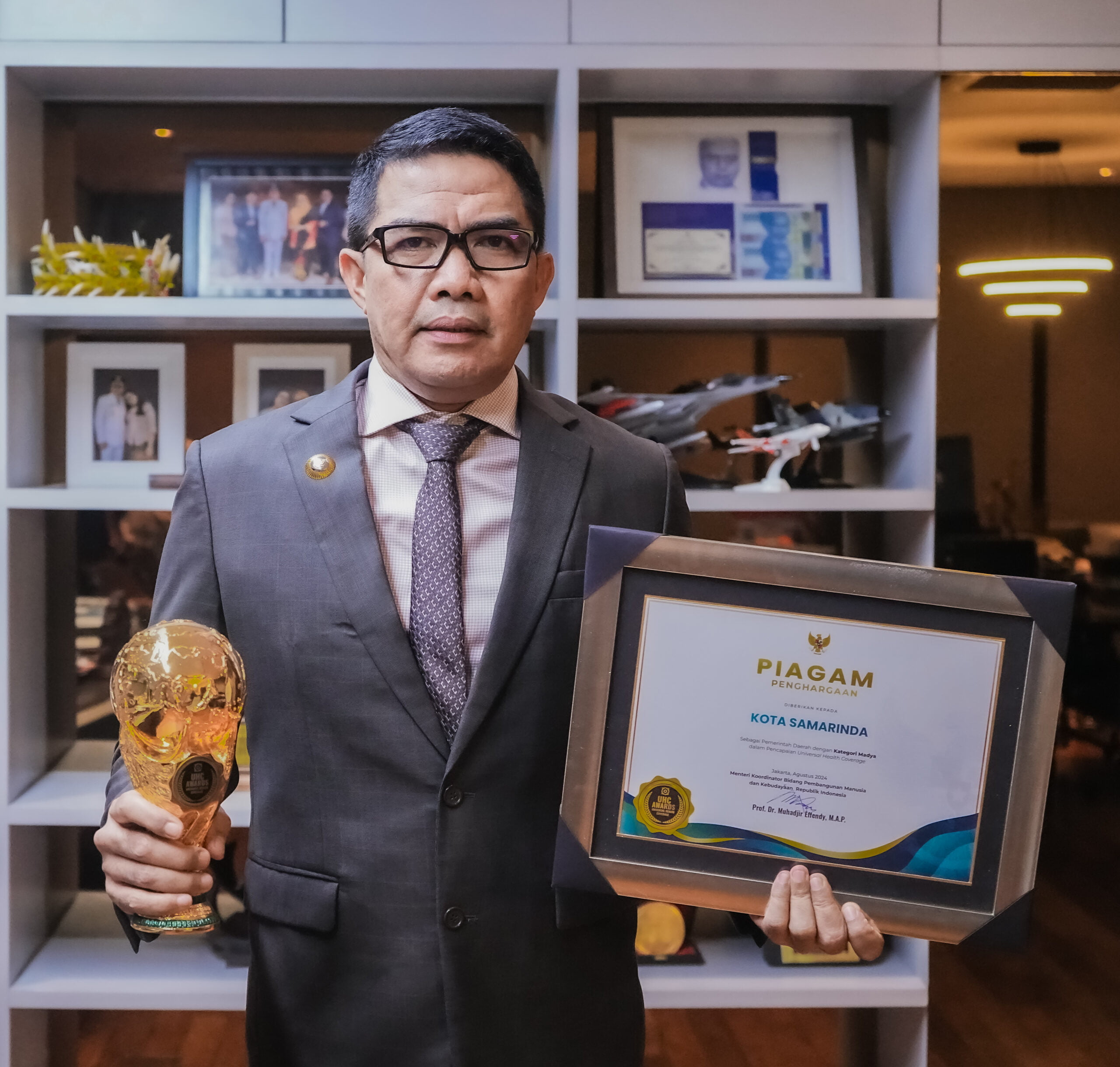 Penghargaan UHC Awards 2024 di terima oleh Wali Kota Samarinda, Andi Harun (Foto: Istimewa)