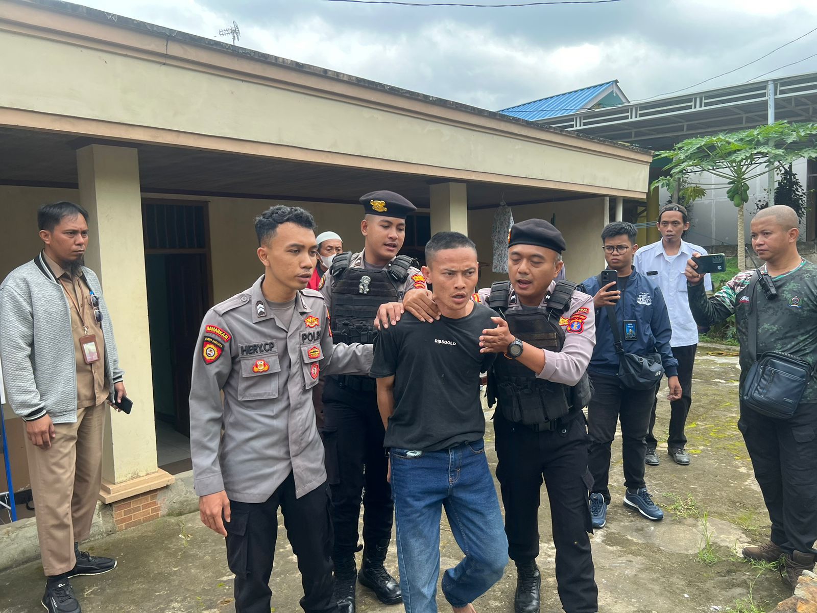 Pelaku dibawa ke Mako Polsek Sungai Pinang untuk menjalani proses interogasi. (Foto: Yah/Klausa)