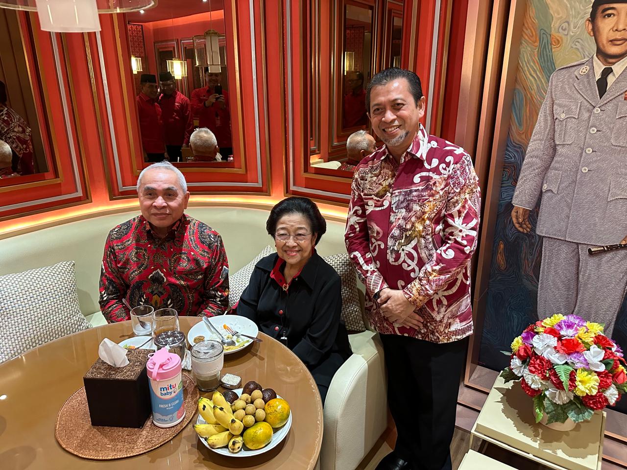 Ketua Umum DPP PDI Perjuangan, Megawati Soekarnoputri bersama pasangan bakal calon Gubernur Kaltim Isran-Hadi (Foto: Istimewa)