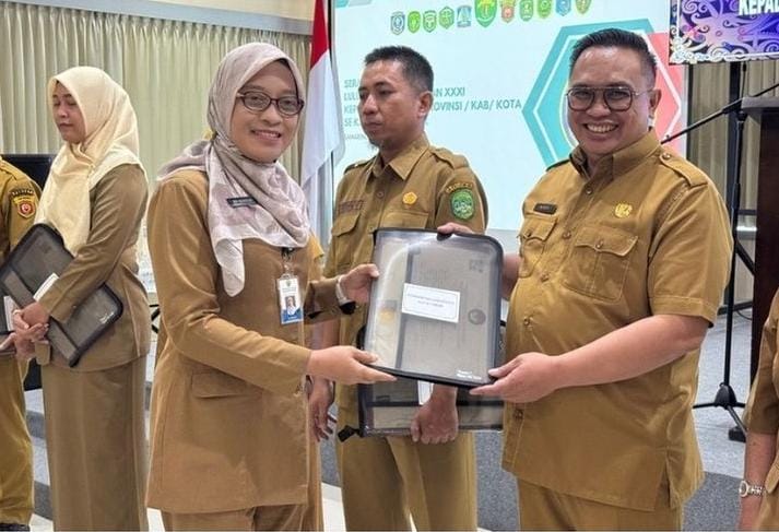 Prosesi serah terima lulusan IPDN Angkatan XXXI ke Pemeritah Provinsi, Kabupaten/Kota se Kalimantan Timur, di ruang pertemuan utama lantai 2 Badan Kepegawaian Daerah Kaltim, Senin (19/8/2024).(Ho/Pemprov Kaltim).