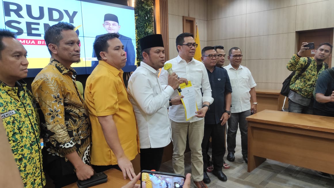 Pasangan Bakal Calon Walikota dan Wakil Walikota Samarinda, Andi Harun-Saefuddin Zuhri terima Form B1 KWK dari Partai Golongan Rakyat (Golkar), di Sekretariat DPD Golkar Kaltim Jalan Mulawarman, pada Rabu (28/8/2024) sekira pukul 21.30 wita.(Klausa.co)