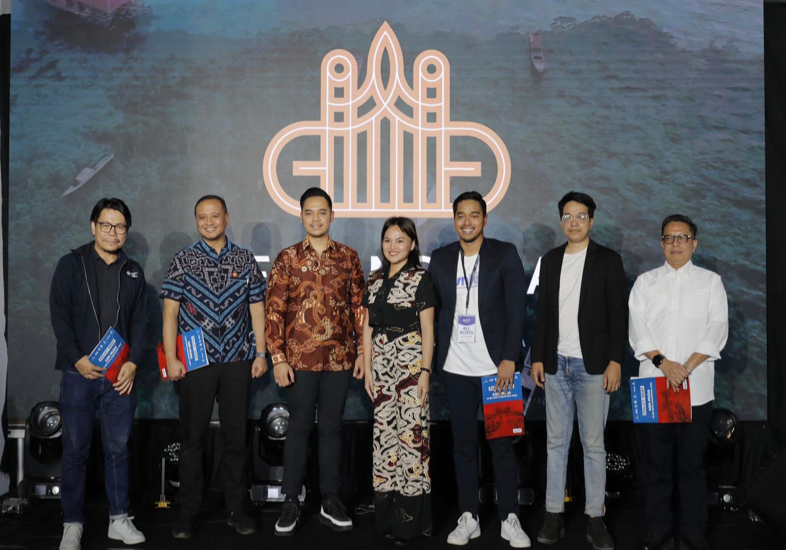 Koordinator Konsorsium Gerbangtara Aie Natasha ( tengah ) bersama undangan usai peluncuran Gerbangtara di Jakarta. (Foto: Istimewa)