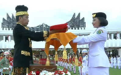 Penyerahan sang saka Merah Putih oleh Inspektur Upacara (Foto: Istimewa)