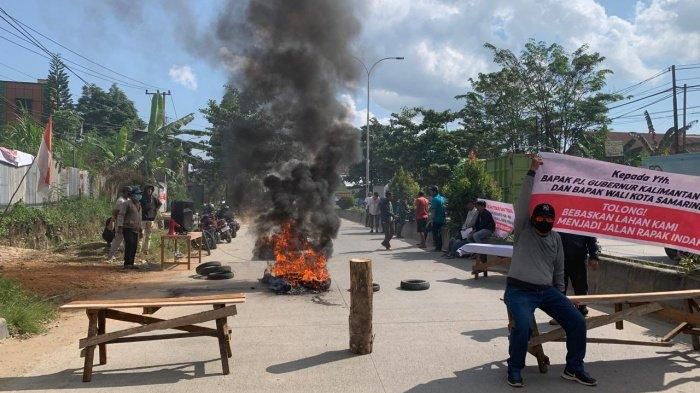 Warga Jalan. Rapak Indah, Kecamatan Sungai Kunjang, Kota Samarinda saat menggelar aksi. (Foto: Istimewa)