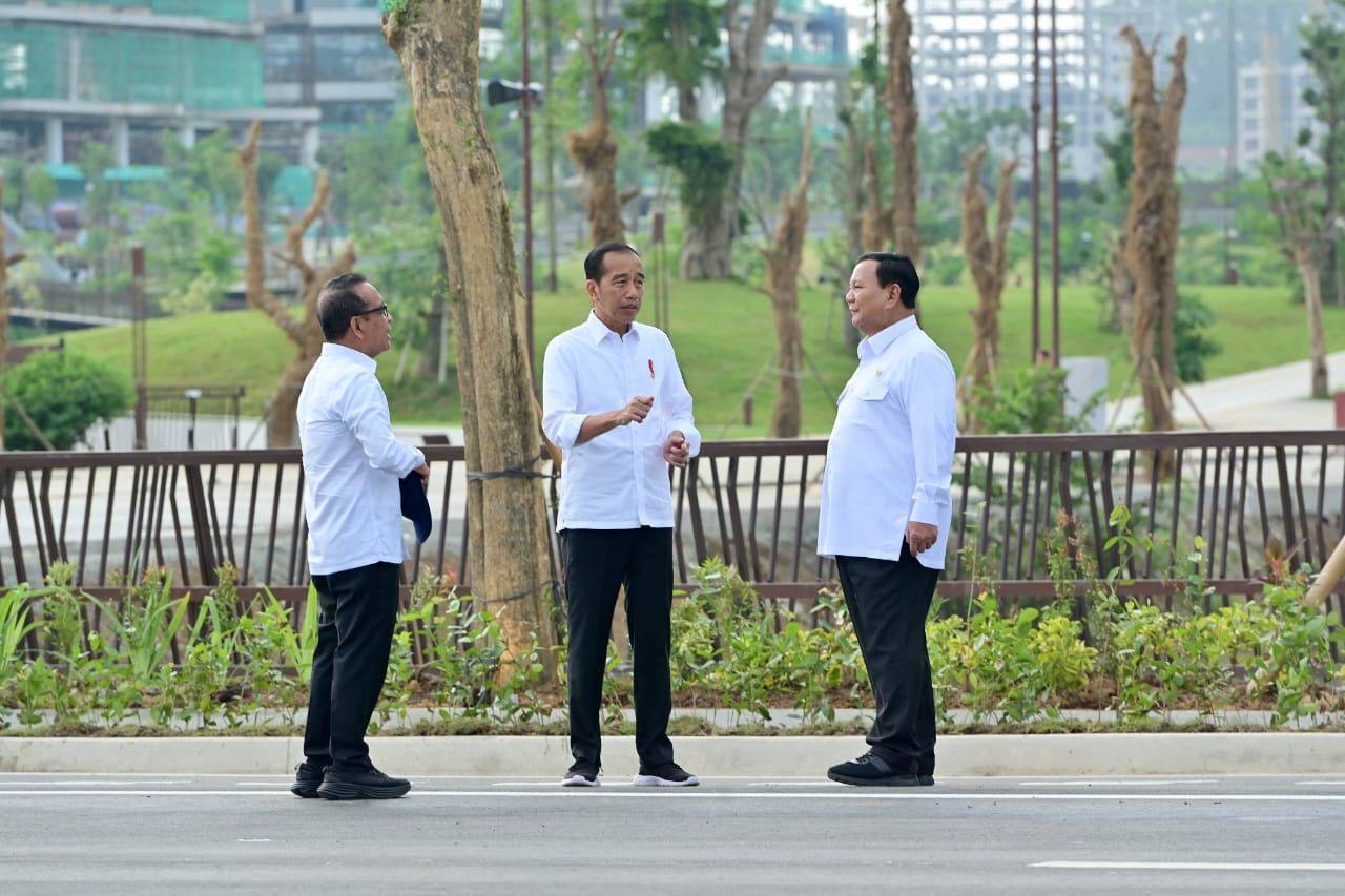 Presiden RI, Joko Widodo bersama Menteri Pertahanan, Prabowo Subianto ketika mengunjungi IKN (Foto: Istimewa)