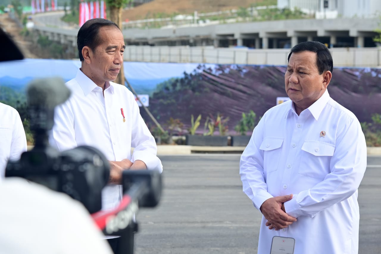 Presiden RI, Joko Widodo bersama Menteri Pertahanan, Prabowo Subianto ketika mengunjungi IKN (Foto: Istimewa)