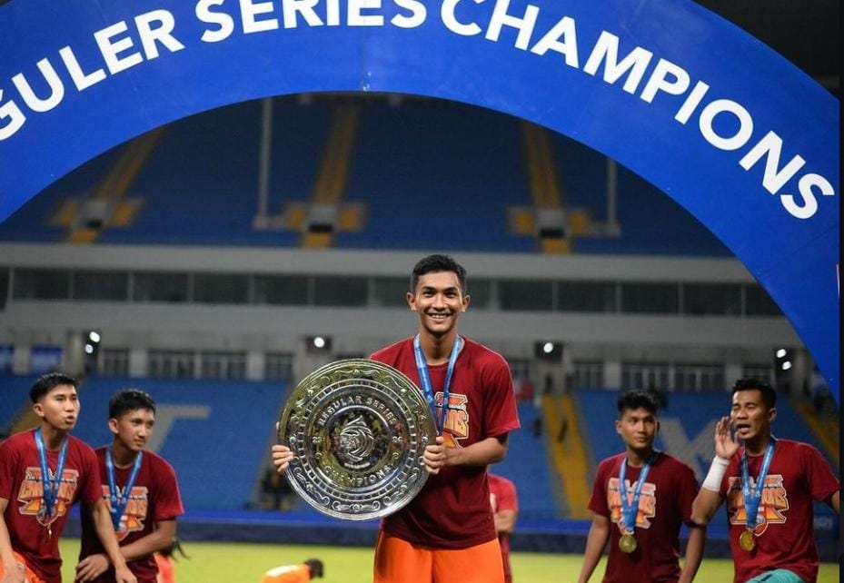 Pemain muda Borneo FC Samarinda, Rivaldo Enero Pakpahan (Rivaldo P) saat berswapoto mengangkat penghargaan raihan juara reguler series pada musim 2023/2025.(Ho/Dok Instagram Rivaldo Pakpahan).