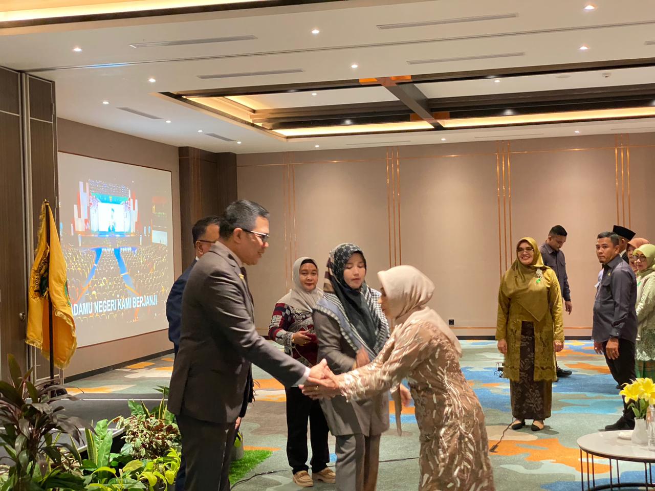 Wali Kota Samarinda, Andi Harun saat memberikan Tanda Kehormatan Satyalancana Karya Satya pada Kamis (15/8/2024). (Foto: Yah/Klausa)