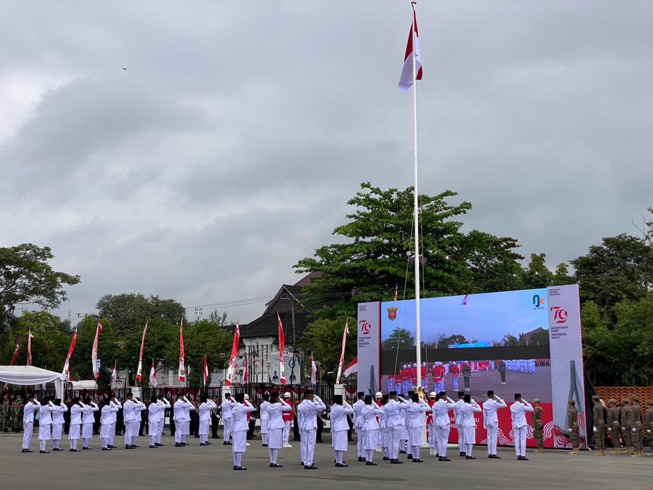 Upacara Hari Ulang Tahun (HUT) ke-79 Republik Indonesia pada Sabtu (17/8/2024), di Halaman GOR Segiri. (Foto: Yah/Klausa)
