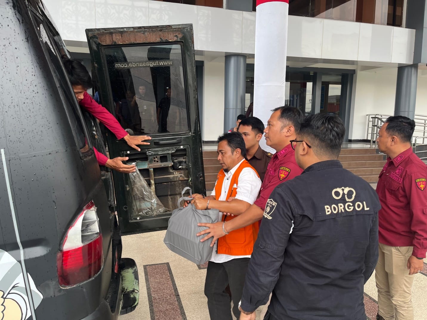 Kejati Kaltim saat mengamankan tersangka MRF terkait dugaan tindak pidana korupsi gratifikasi pada Unit Pelaksana Teknis Dinas Kesatuan Pengelolaan Hutan Produksi (UPT KPHP) Berau Pantai, Dinas Kehutanan Kaltim Tahun 2018-2023, Rabu (21/8/2024).(Ho/Kejati Kaltim)