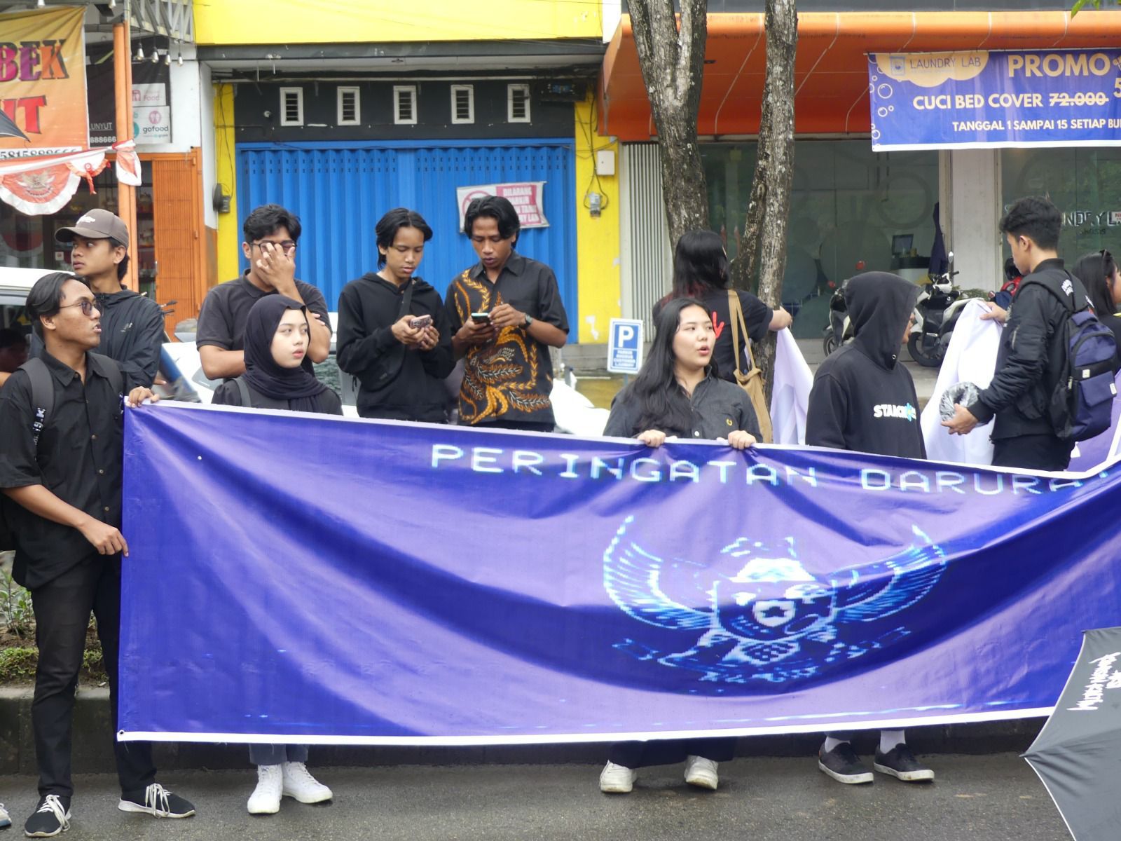 Ratusan Mahasiswa Samarinda Menggelar Aksi di Depan Gerbang Unmul pada Kamis (22/8/2024). (Foto: Yah/Klausa)