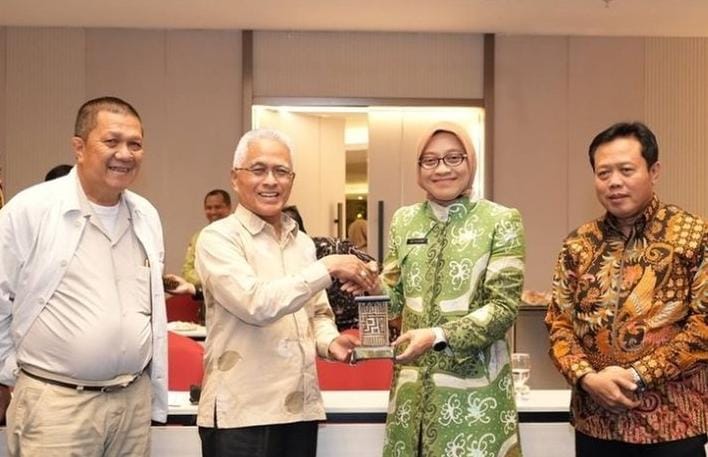 Sri Wahyuni bertemu dengan Anggota Komisi II DPRRI Muhammad Thoha, Guspardi Gaus dan Fitriadi, serta Deputi Bidang Dukungan Teknis KPU RI Elberta Kawima, di The Equator Ballroom Astara Hotel Balikpapan, Kamis (22/8/2024).(Ho/Pemprov Kaltim).