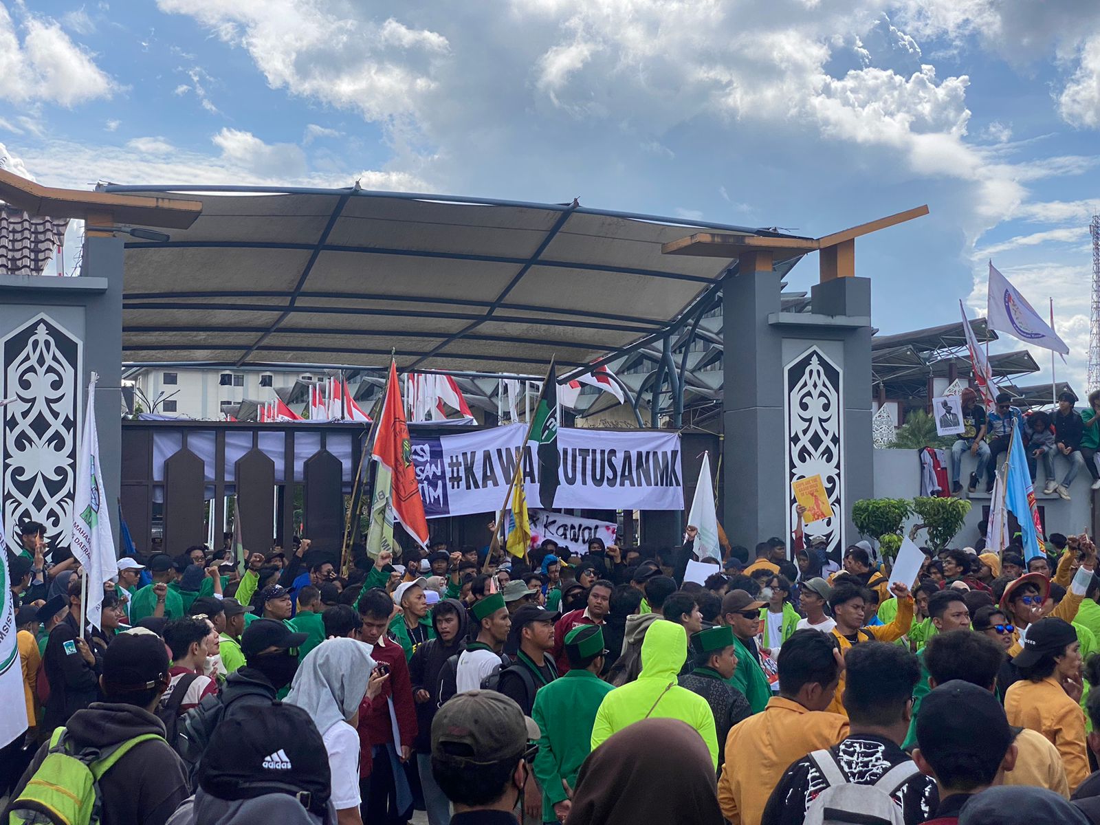 Ratusan Mahasiswa Kaltim Gelar Aksi di Depan Kantor DPRD Kaltim pada Jumat, (23/8/2024). (Foto: Yah/Klausa)