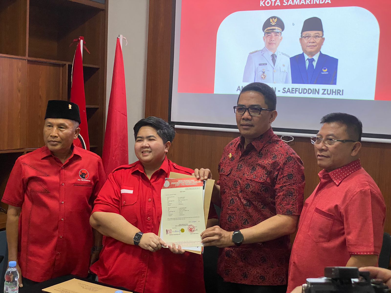 Sekretaris DPD PDIP Kaltim, Ananda Emira Moeis saat memberikan SK kepada Calon Wali Kota Samarinda, Andi Harun dan Calon Wakil Wali Kota, Saeffudin Zuhri di Pilkada 2024. (Foto: Yah/Klausa)