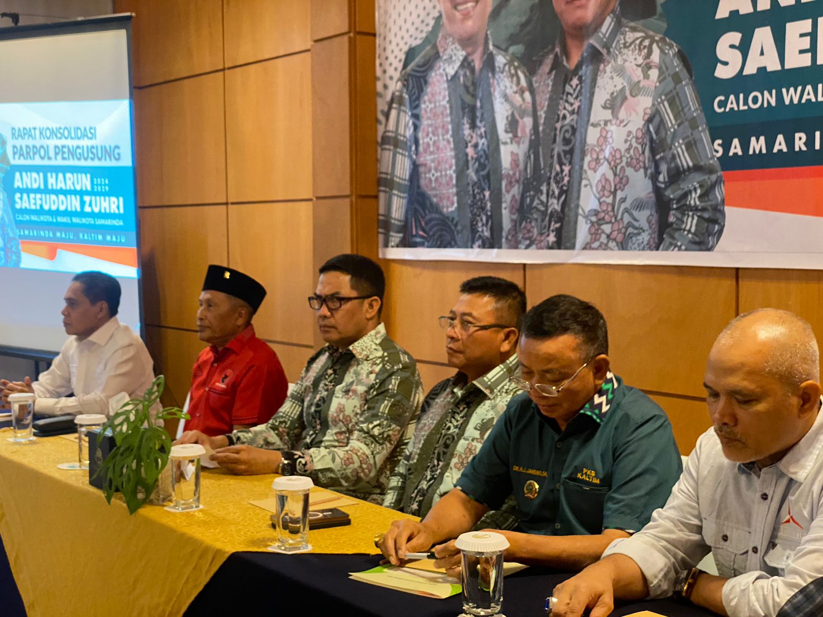 Pasangan calon Wali Kota dan Wakil Wali Kota Samarinda, Andi Harun-Saefuddin Zuhri, Dalam rapat konsolidasi yang digelar di Hotel Puri Senyiur, Samarinda, pada Selasa (27/8/2024)
