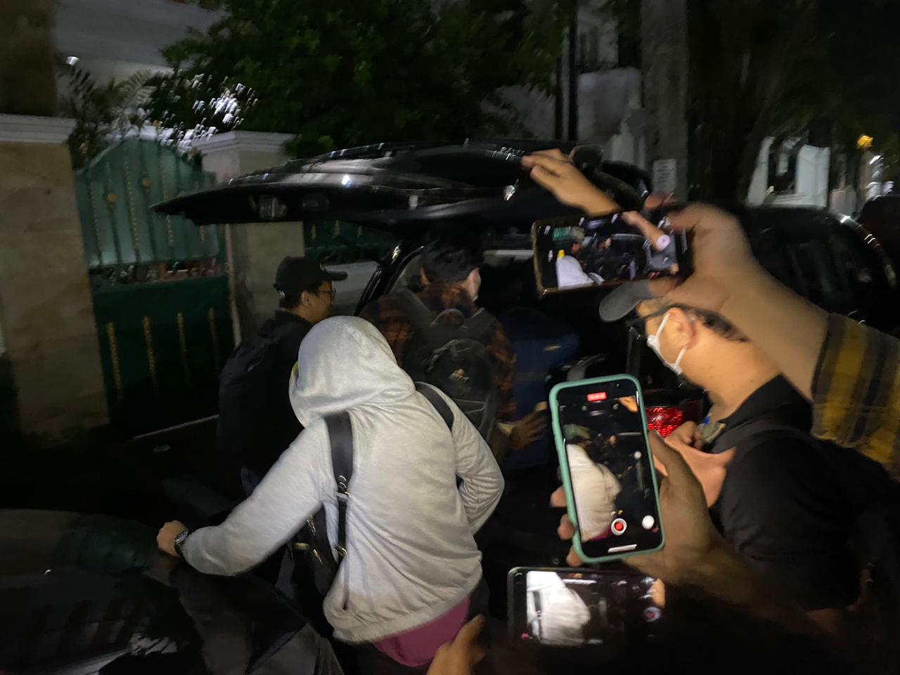 Suasana KPK saat pergi meninggalkan membawa 2 koper dan 1 tas dari rumah Awang Faroek Ishak, mantan Gubernur Kaltim periode 2008-2018, pada Selasa (24/9/2024) dini hari. (Foto:Yah/Klausa)