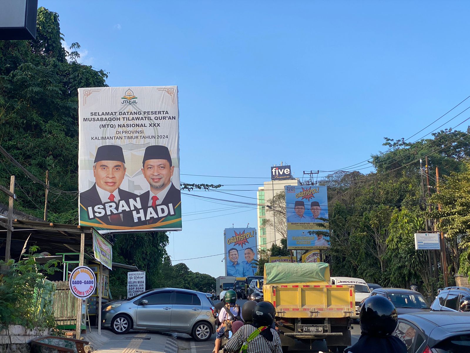 Alat peraga kampanye (APK) yang terpasang di beberapa titik kota Samarinda. (Foto: Yah/Klausa)