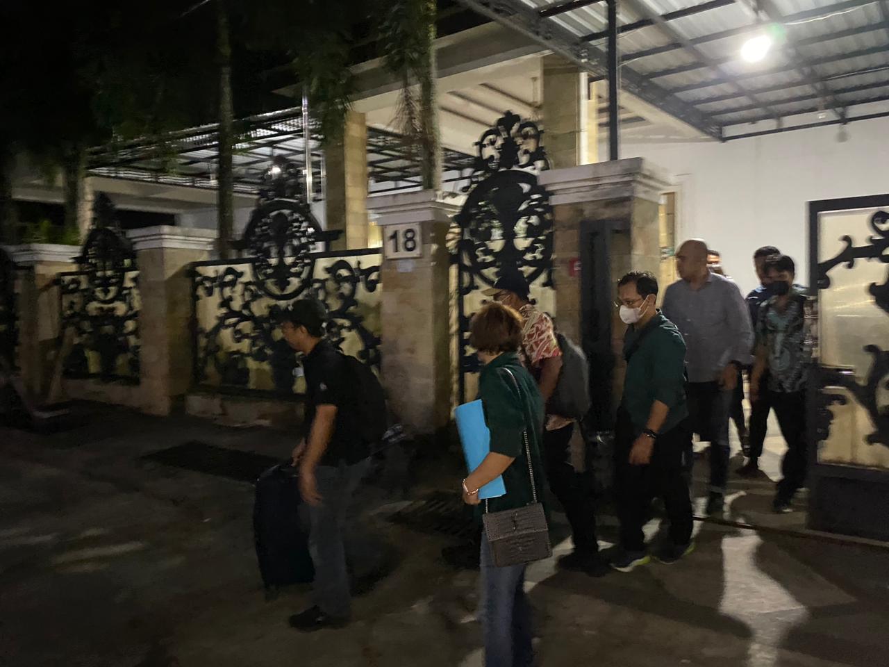 Suasana kediaman pribadi matan Gubernur Kaltim, Awang Faroek Ishak (AFI), di Jalan Sei Barito, Samarinda Kota, pada Senin (23/9/2024) malam. (Foto: Klausa)