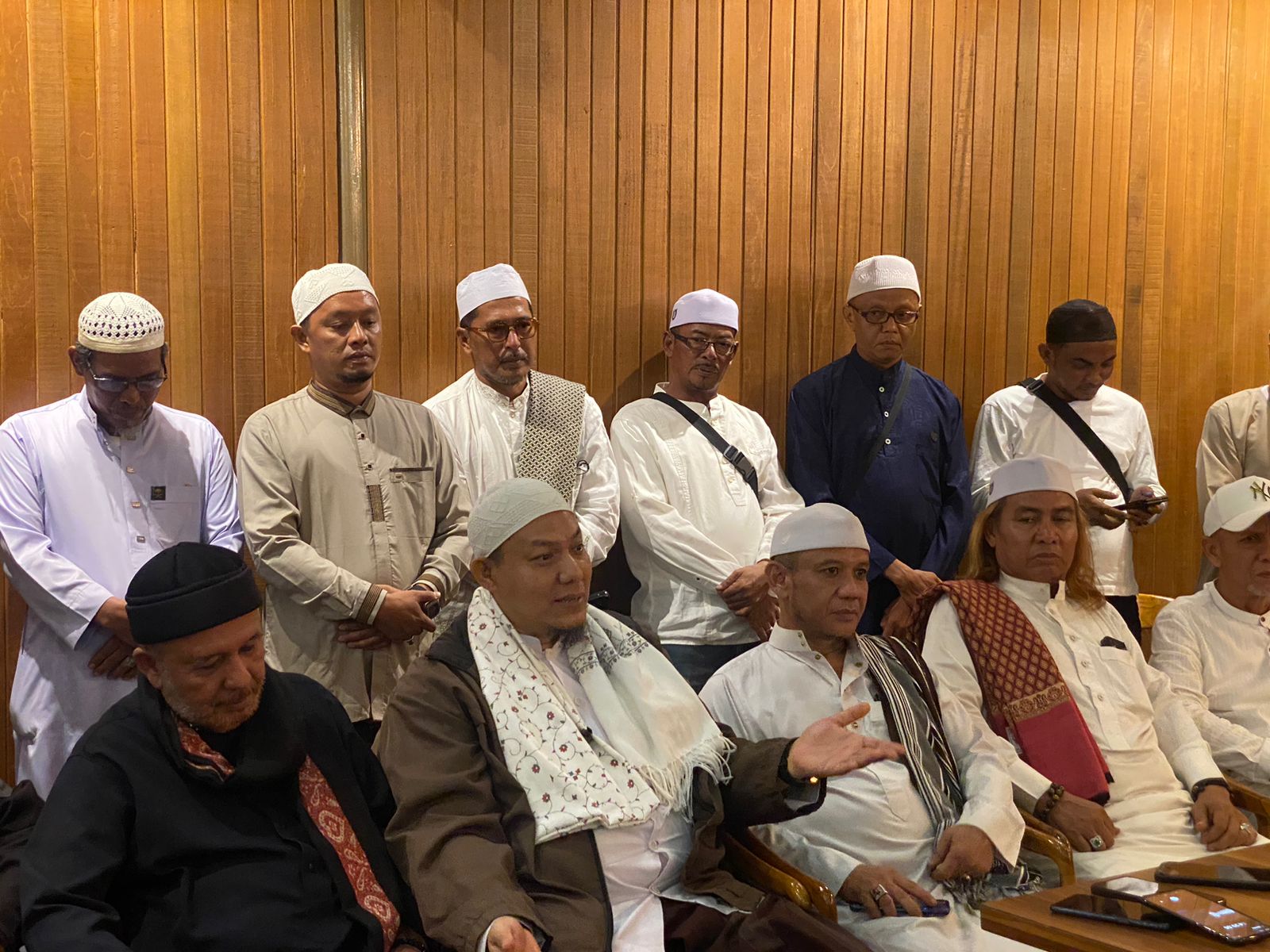 Perwakilan Habib di Samarinda berkumpul di Magara Caffee, Jalan Juanda, pada Senin (23/9/2024) malam. (Foto: Yah/Sekala)