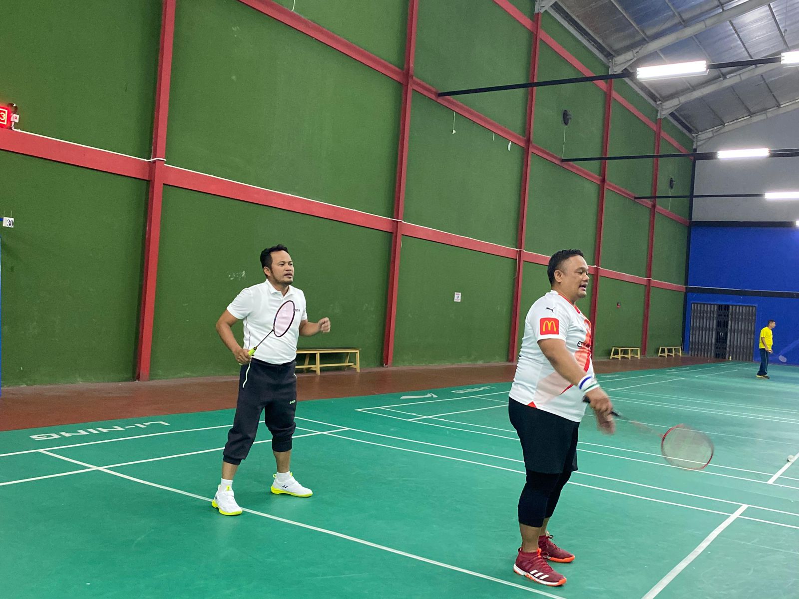 Bakal Calon Gubernur Kaltim, Rudy Mas’ud saat bermain Bulu Tangkis bersama para Selebgram, pada Senin, (16/9/2024) malam. (Foto: Yah/Klausa)