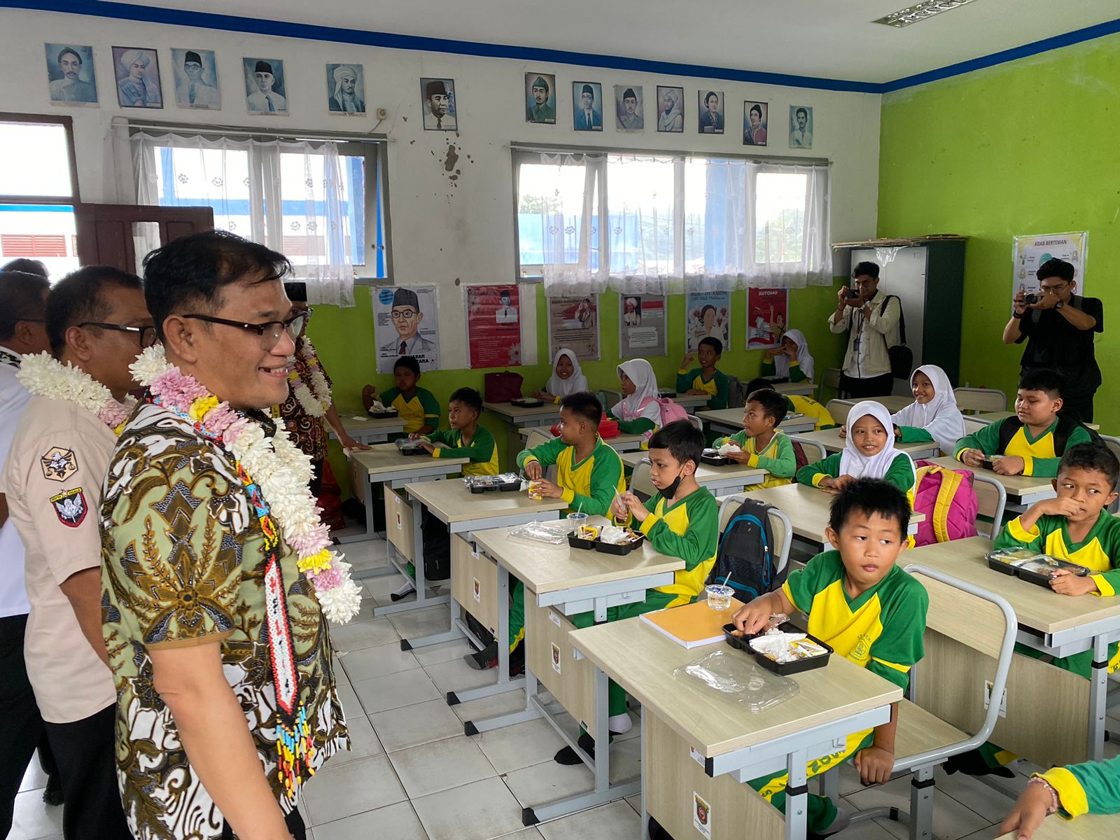 Ormas Adil bersama Dewan Pembina, Budi Sudjatmiko di SDN 011, Lempake Samarinda Utara, pada Rabu, (18/9/2024). (Foto: Yah/Klausa)