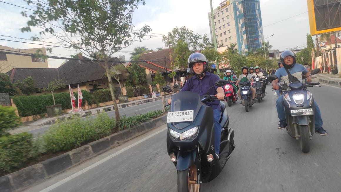 Bakal calon Wakil Gubernur Kaltim, Hadi Mulyadi saat berkendara bersama ojol (Foto: Klausa)