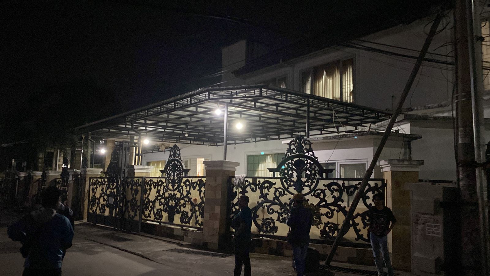 Diduga Ada Penggeledahan KPK, Kendaraan Terparkir di Depan Rumah Mantan Gubernur Kaltim klausa