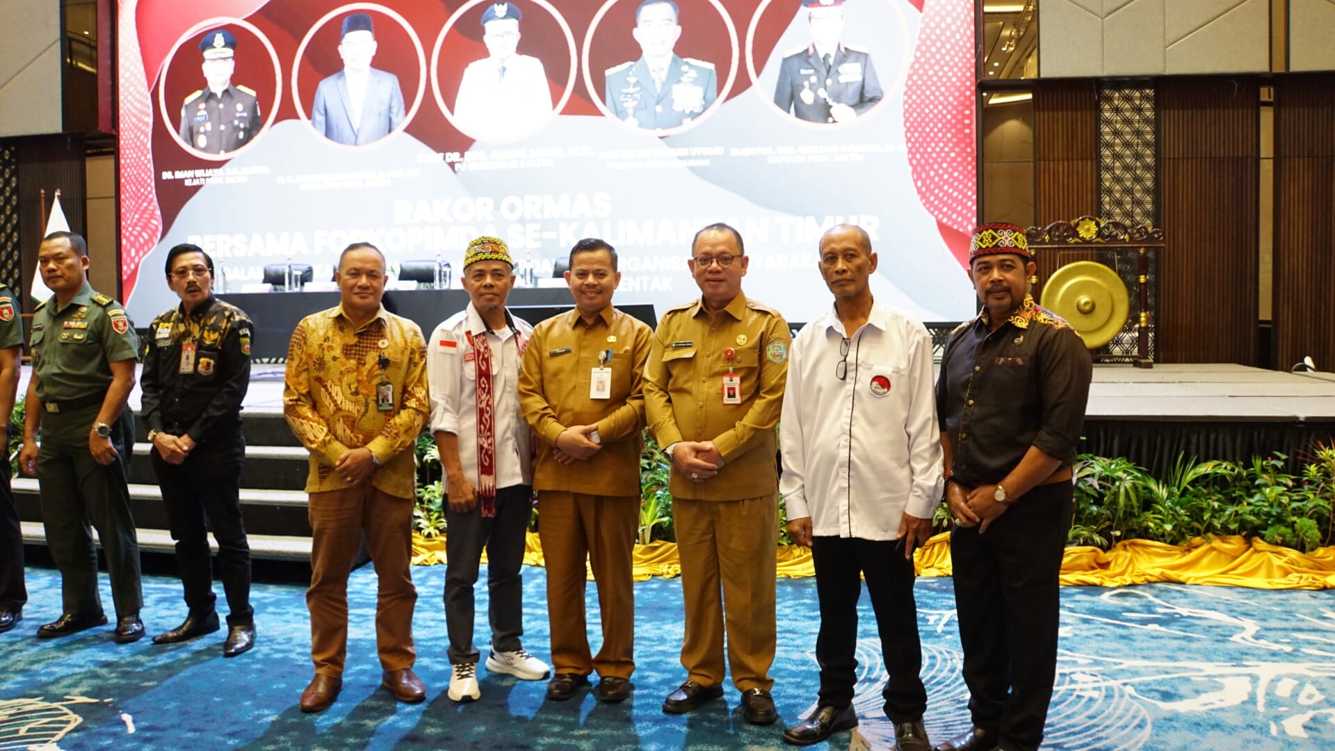Sekda Mahulu Dr Stephanus Madang (tengah) saat hadiri acara Rakor Ormas Bersama Forkopimda di Ballroom Hotel Mercure Samarinda, Selasa (15/10) (Foto: Klausa)
