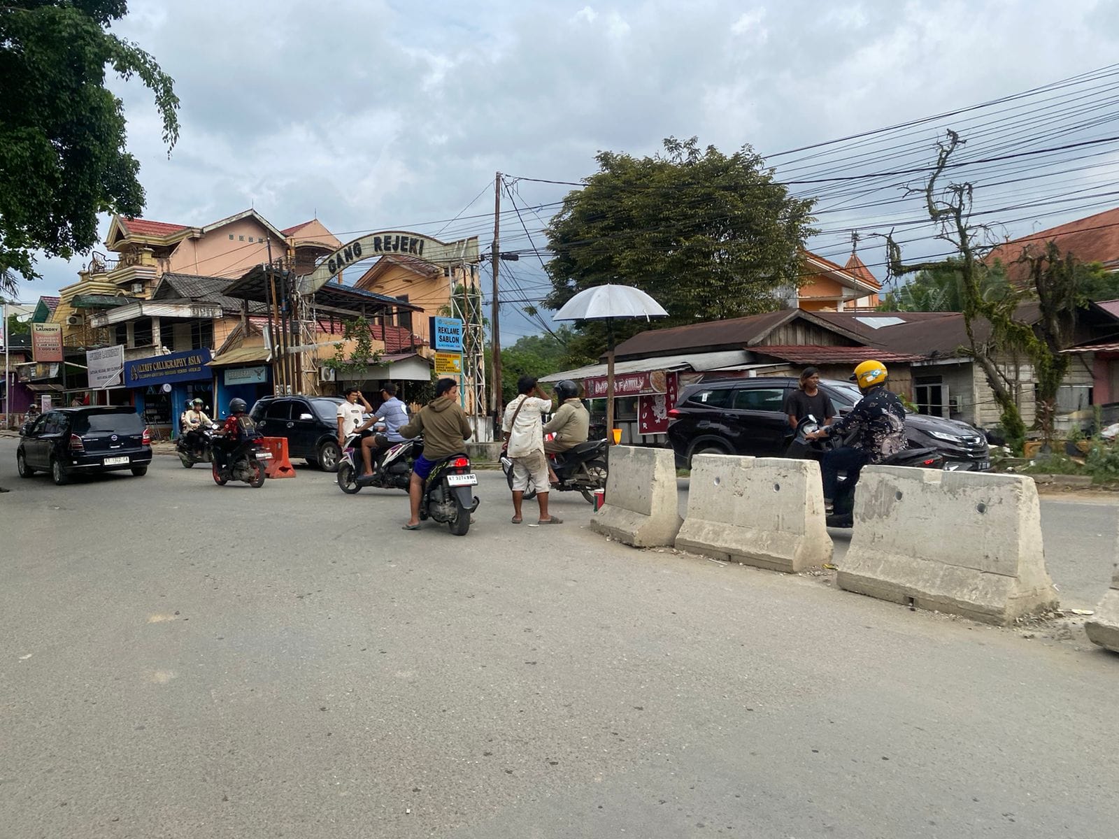 Situasi Jalan. Suryanata Simpang Lampu Merah yang terpasang Barier. (Foto: Yah/Klausa)