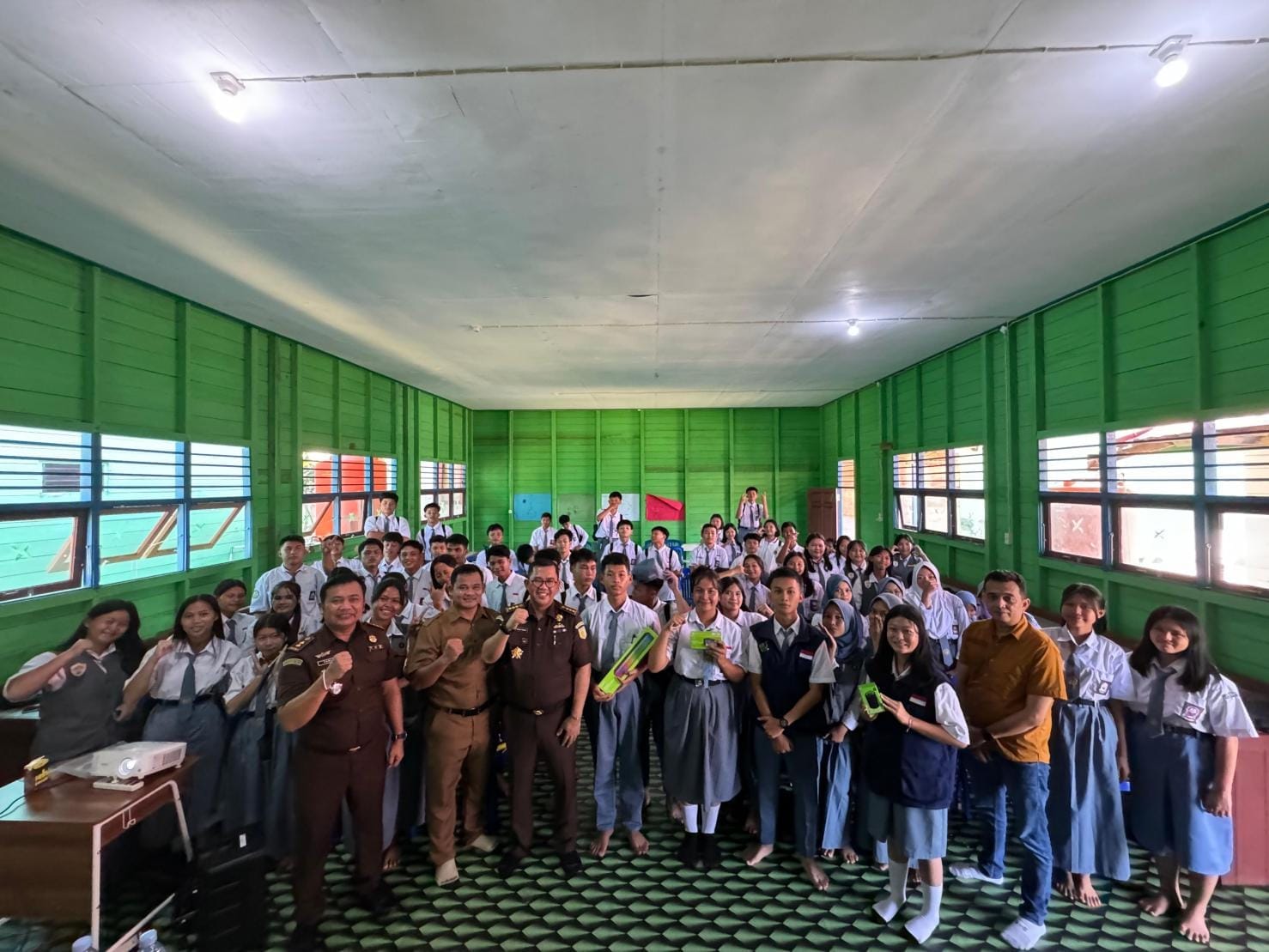 Kejaksaan Tinggi Kalimantan Timur (Kejati Kaltim) melalui Bidang Intelijen melaksanakan kegiatan Penyuluhan di SMA Negeri 1 Long Apari Kabupaten Mahakam Ulu (Mahulu). (Ist)