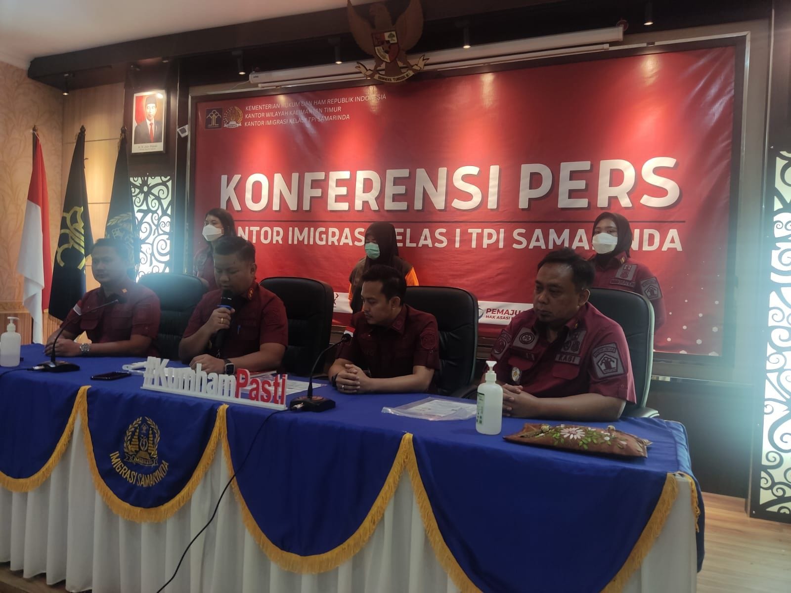 Konferensi Pers di Kantor Imigrasi Samarinda, pada Jumat (11/10/2024). (Foto: Yah/Klausa)