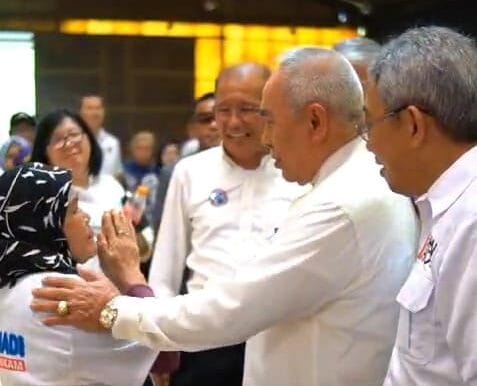Calon Gubernur Kaltim, Isran Noor ketika berbincang dengan ibu Mariyamah (Foto: Istimewa)