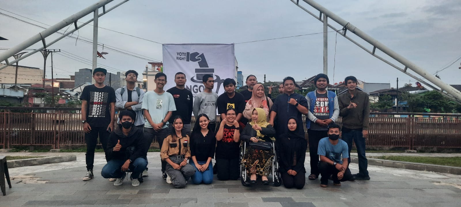 Ngobrol Pilkada Kalimantan Timur atau #NgoPi Kaltim yang digagar Koalisi Masyarakat Sipil Kaltim, di Odah Bekesah, RT. 37. Kelurahan Dadi Mulya, Jumat (18/10/2024). (Wan/Klausa)