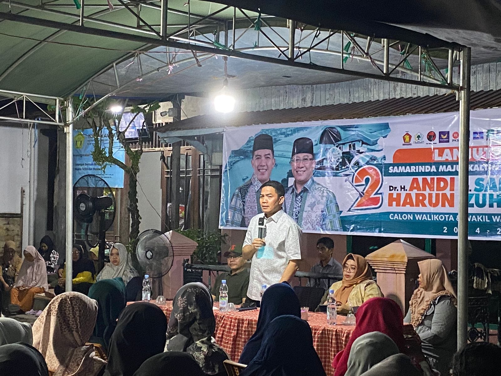 Calon Wali Kota Samarinda, Andi Harun saat menggelar kampanye di Jalan Siti Aisyah, Gangg 7B RT 15, Kelurahan Teluk Lerong Ilir, pada Jumat malam, (18/10/2024). (Foto: Yah/Klausa)