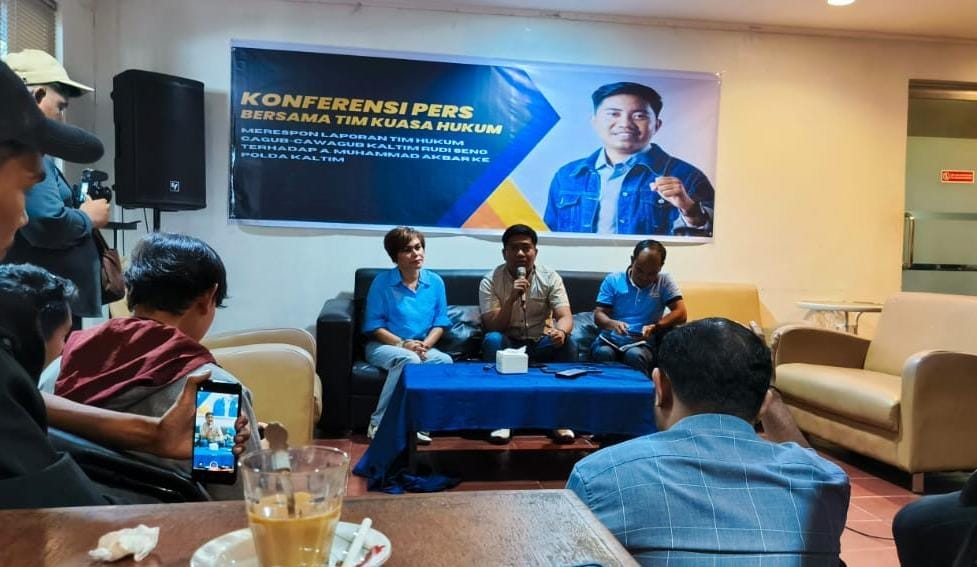 Andi Muhammad Akbar (Tengah) bersama kuasa hukumnya saat menggelar sesi konferensi pers di Bagios Cafe, Samarinda, Minggu (20/10/2024). (ist)
