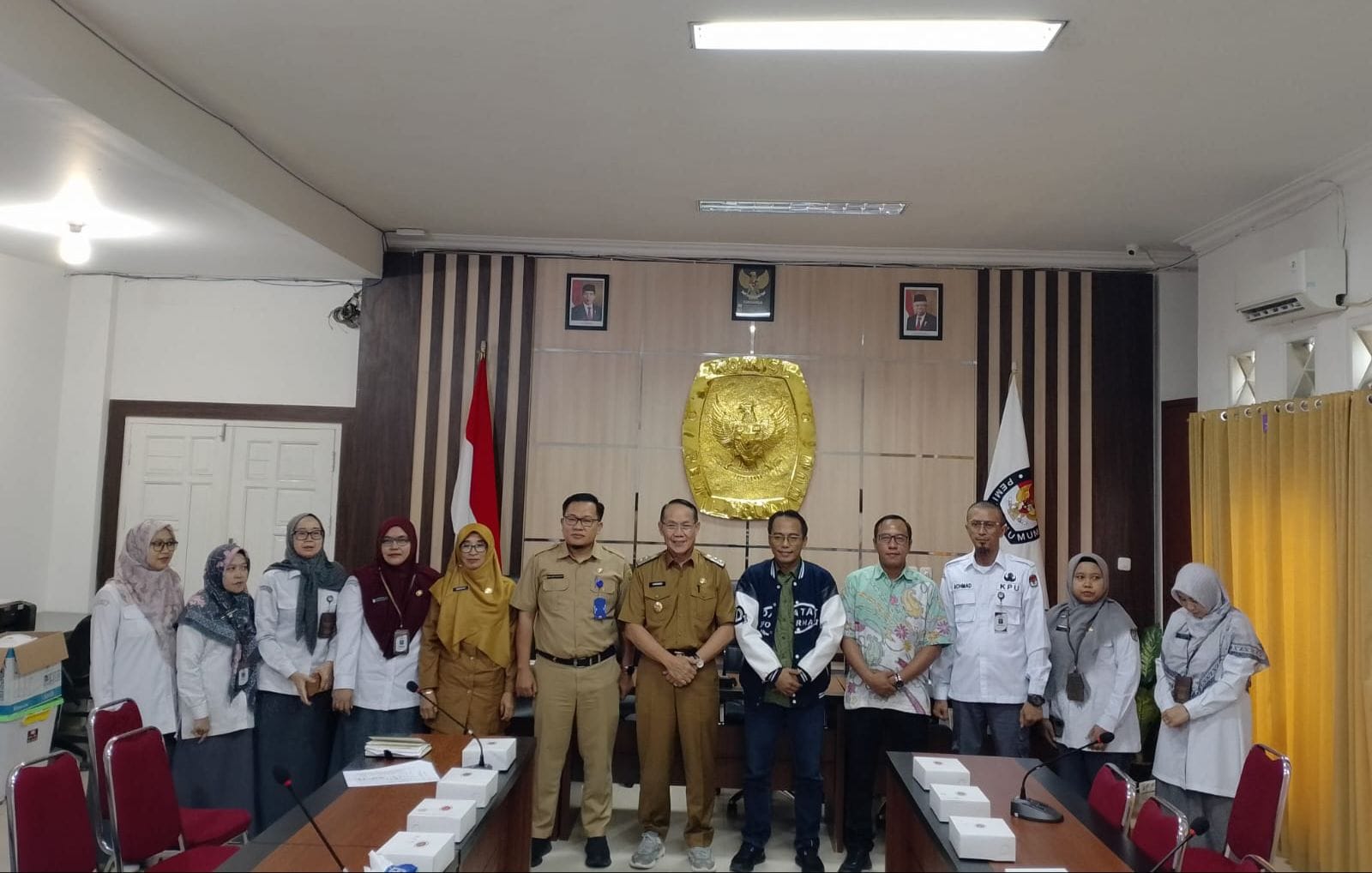 Plt Wali Kota Samarinda, saat mengunjungi Kantor KPU Samarinda, pada Senin (21/10/2024). (Foto: Yah/Klausa)