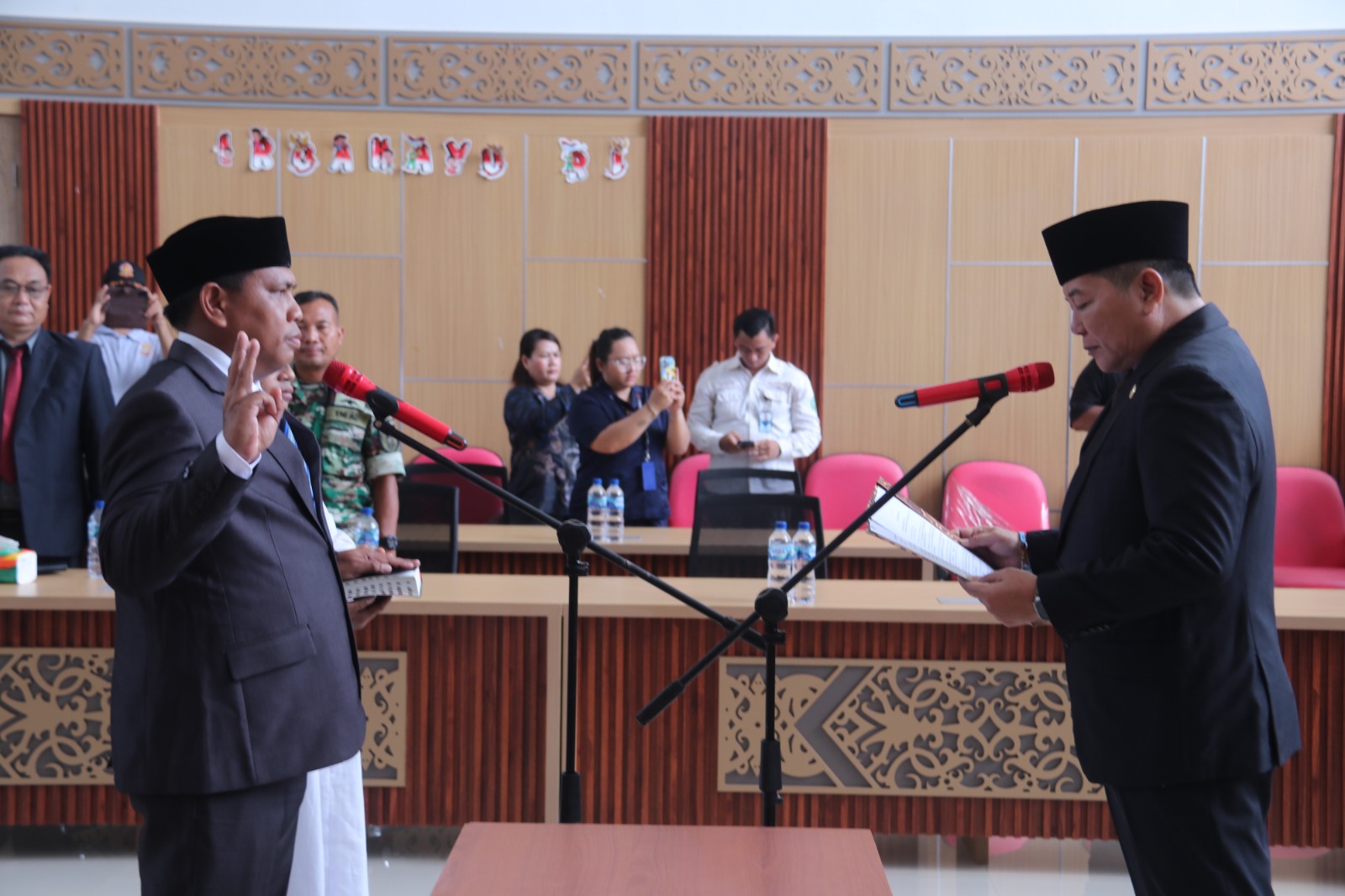 Bupati Mahulu Bonifasius Belawan Geh, melantik dan mengambil sumpah Kresensius Charles, sebagai Pejabat Tinggi Pratama Kepala Satpol Polisi Pamong Praja (PP) Kabupaten Mahulu, bertempat di Ruang Pertemuan Kantor Bappelitbangda, Jumat (11/10/24). (Foto: Istimewa)
