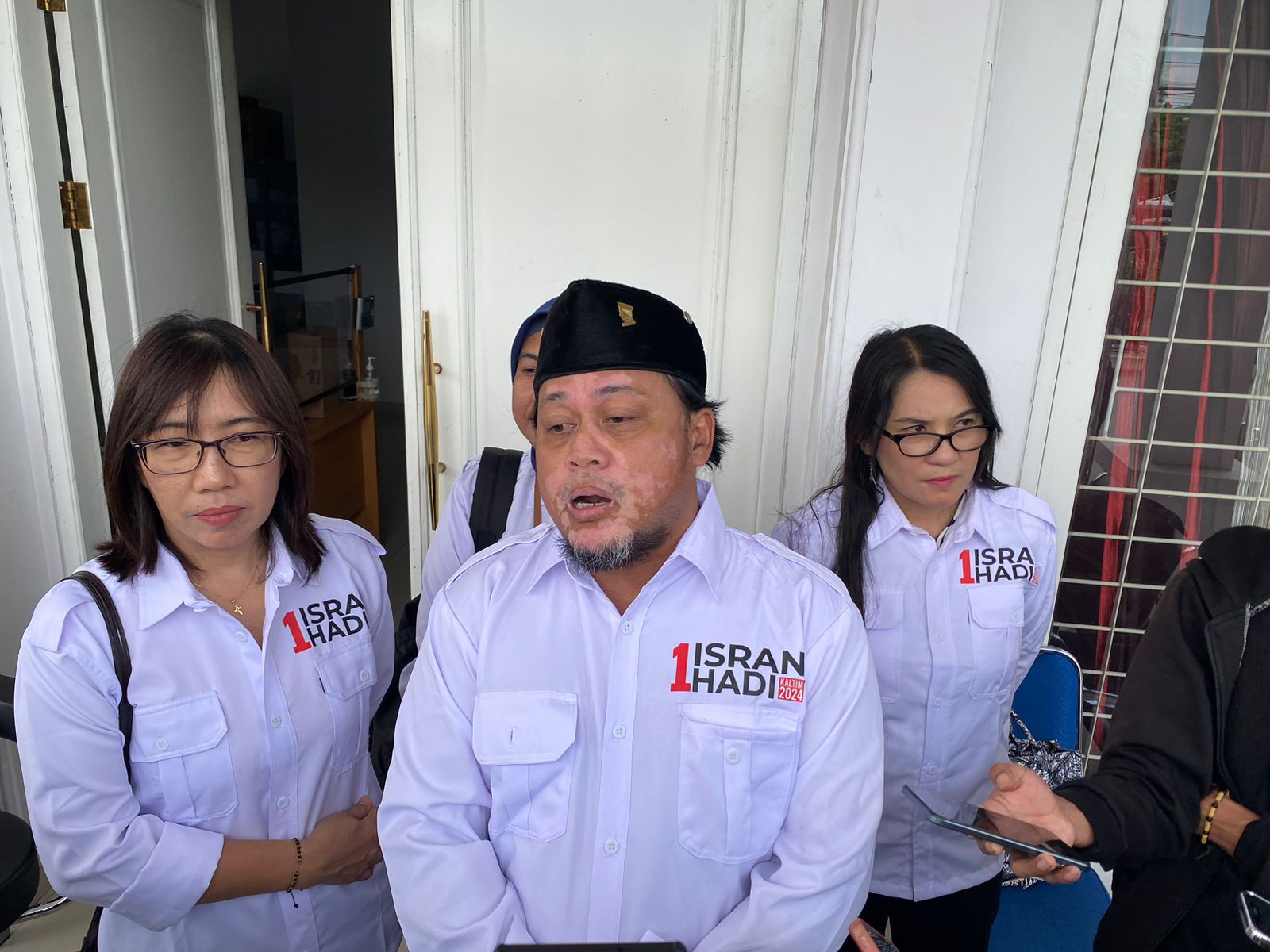 Tim Pemenang Cagub dan Cawagub, Nomor Urut 1, Isran Hadi, saat melaporkan Rusmadi Wongso ke Bawaslu Kaltim, Senin (28/10/2024). (Foto: Yah/Klausa)