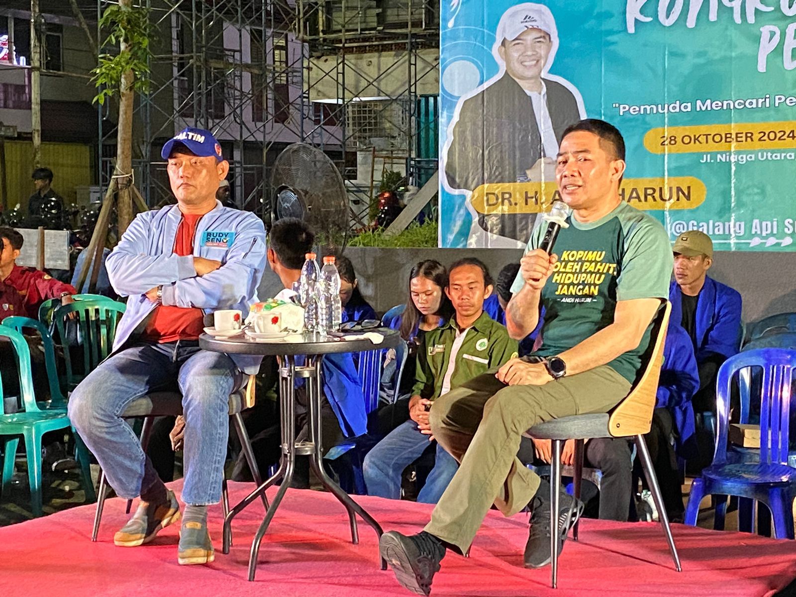Calon Wali Kota Samarinda, Andi Harun, mengadakan diskusi bersama pemuda dan mahasiswa dalam rangka memperingati Hari Sumpah Pemuda di Cafe Kongdjie, Senin (28/10/2024).